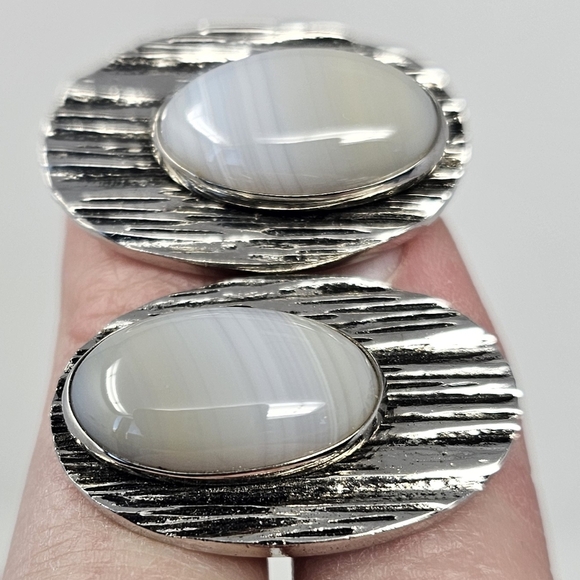 Elegant Silver and Gray Cuff Links Set - Picture 7 of 12